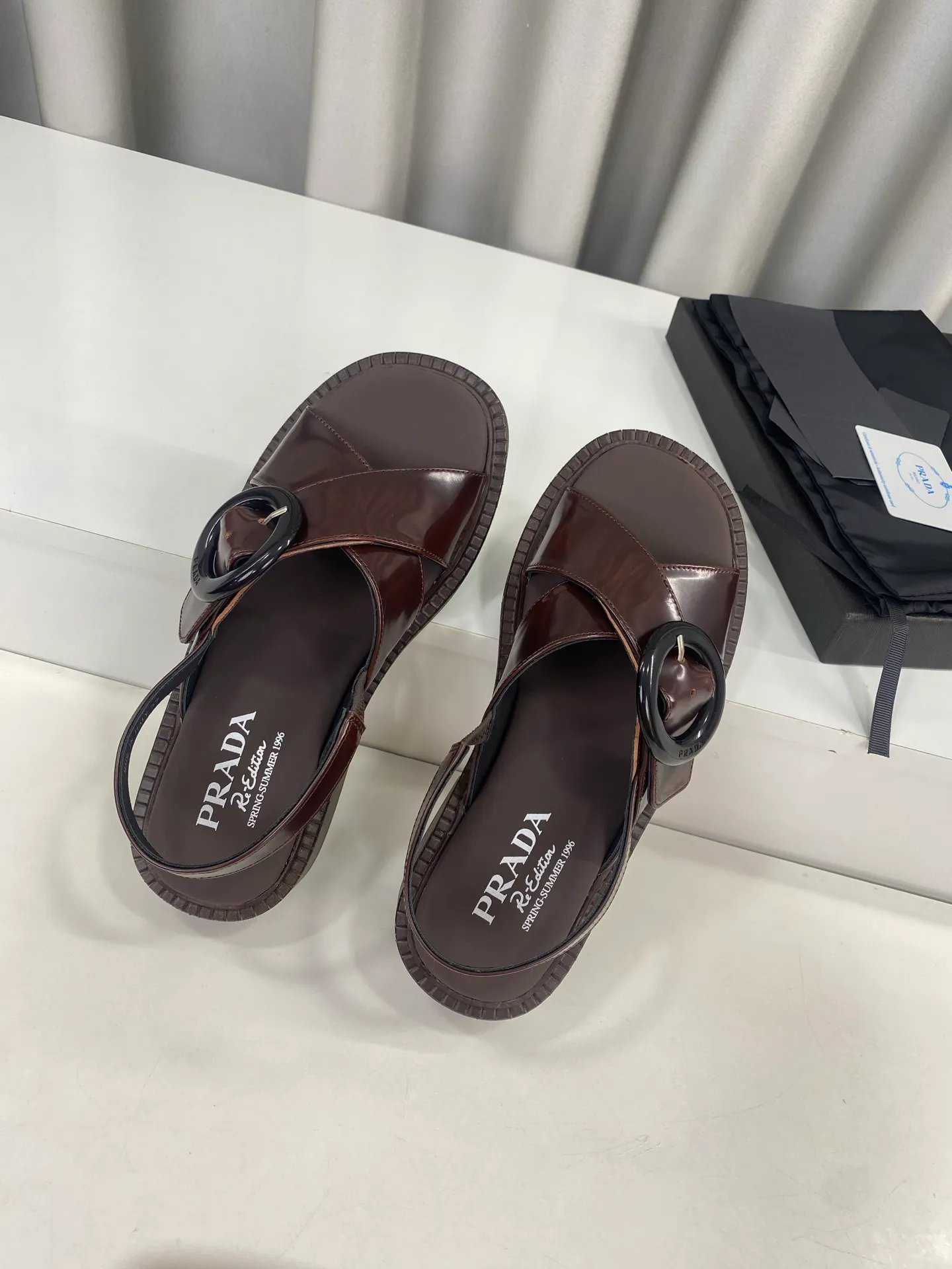 💕💕Factory direct selling price p500💕💕 Prada 25ss spring and summer new style cross thick heel sandals ☑️ Many Internet celebrity fashion bloggers are planting grass. Summer must-have sandals. Retro fashionable and avant-garde soles with uppers make the whole pair of shoes light and comfortable. Satisfy the various choices of fashionable people of different styles. The upper feet are very comfortable. The iconic metal triangle logo matches the shape of ancient beach sandals. Every design is fashionable ▪Upper: Made of original imported cow patent leather ▪Inner foot pads: sheepskin ▪Sole: Original customized rubber outsole ▪Size: 35-40 (customized for 40 yuan, non-refundable)